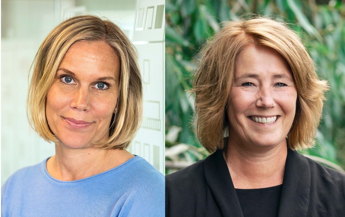 Två personer med blont kort hår; den ena bär en blå tröja med en inomhusbakgrund, och den andra bär en svart kavaj framför en naturbakgrund