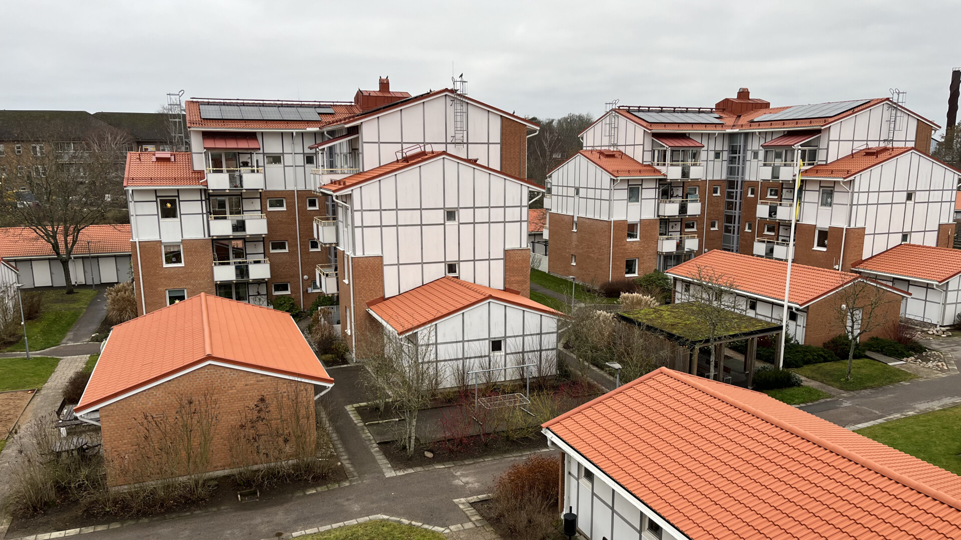 Brf Halmstadshus med flerfamiljshus och röda tegeltak