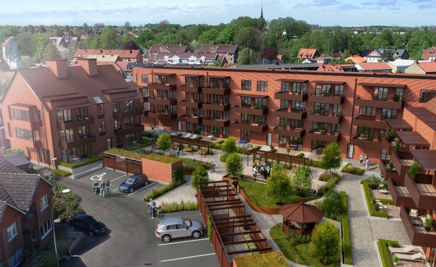 Renderbild av ett modernt lägenhetskomplex med röda tegelbyggnader, innergård med grönska, sittgrupper, bilparkering och omgivande småhus