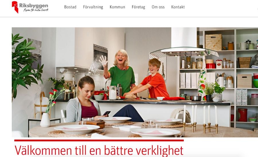 Tre personer samtalar i ett modernt kök med vit inredning och flera köksredskap synliga på bänkar och hyllor