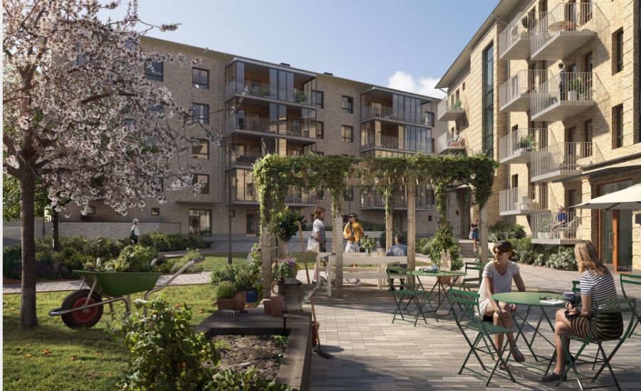 Bostadsgård med moderna lägenhetsbyggnader i bakgrunden, trädgårdsmöbler, gröna växter och människor som umgås