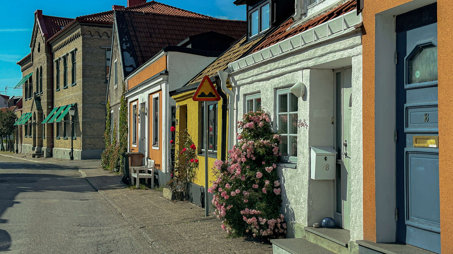 Gata i Ystad med färgglada små hus