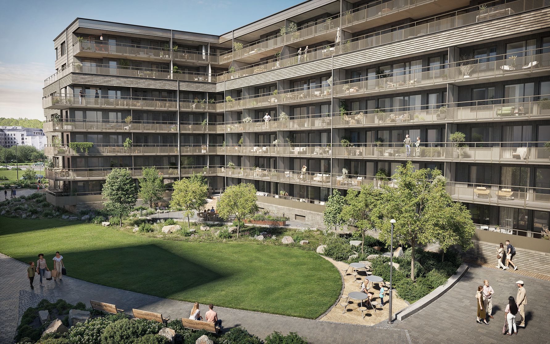 Modern lägenhetskomplex med flera våningar, stora balkonger och en grön innergård med träd, buskar och sittgrupper