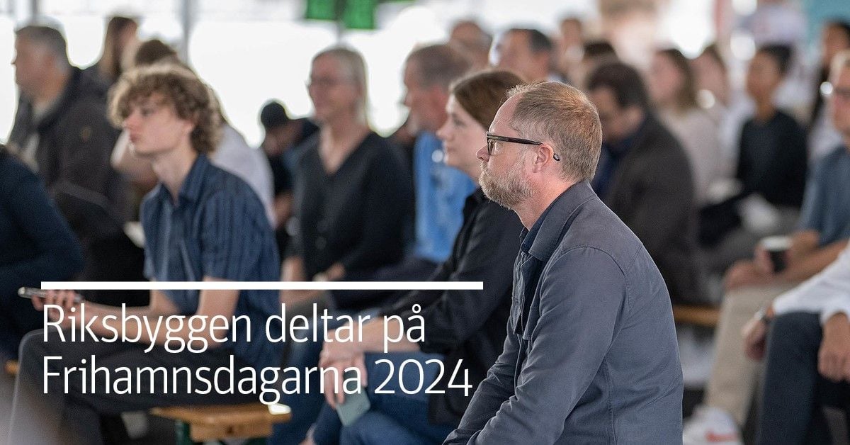 En grupp människor sitter på bänkar under ett evenemang inomhus, med texten "Riksbyggen deltar på Frihamnsdagarna 2024" i förgrunden