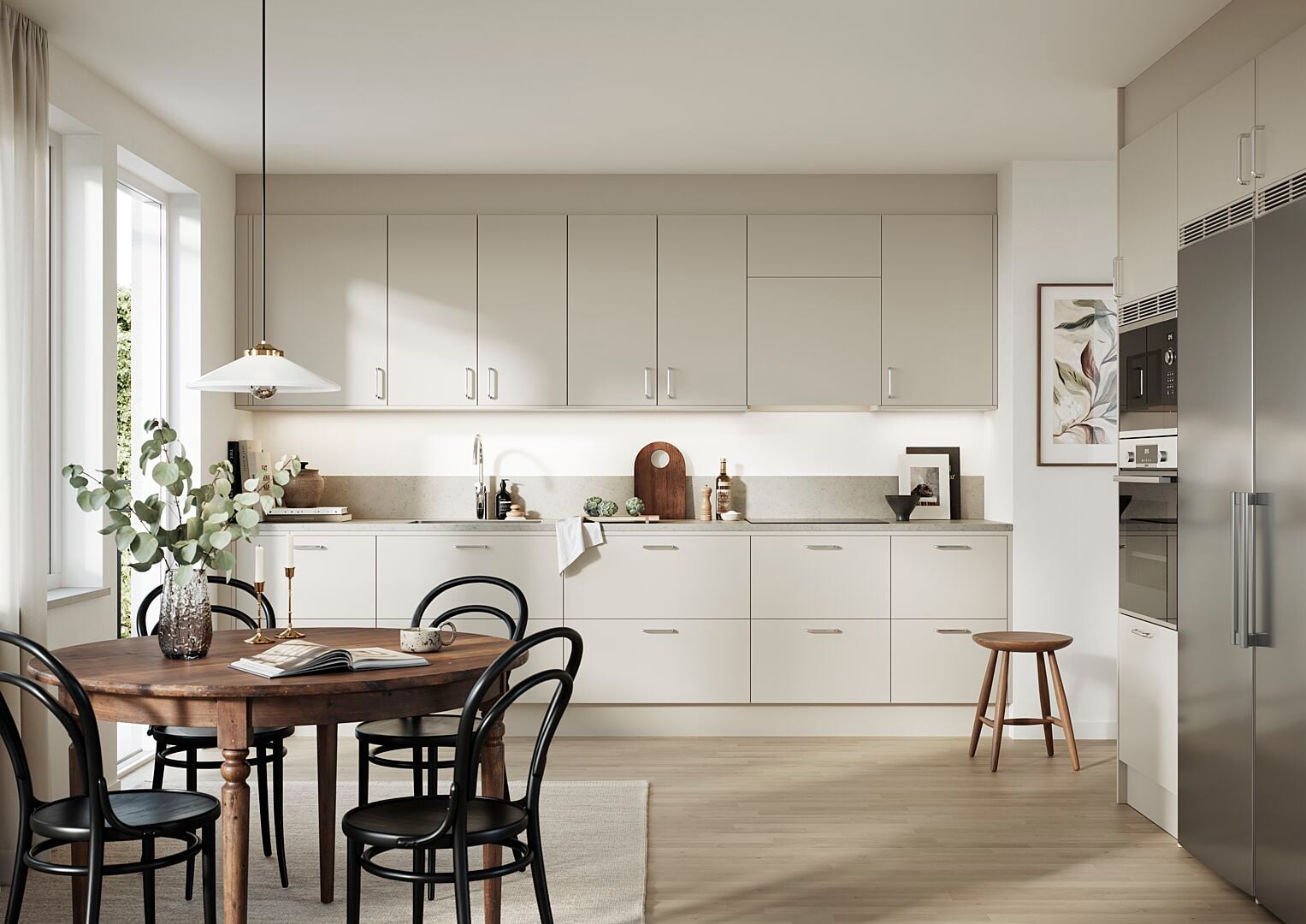 Ljus, stilren köksmiljö med vita skåp, träbord och svarta stolar