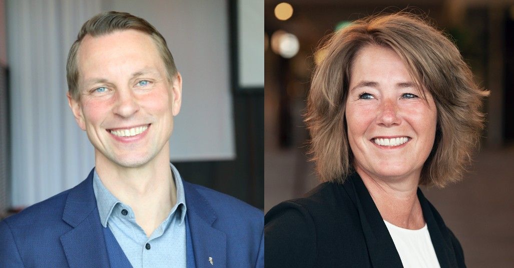Två personer står på olika platser, en man i en blå kostym och en kvinna med axellångt hår och en svart kavaj