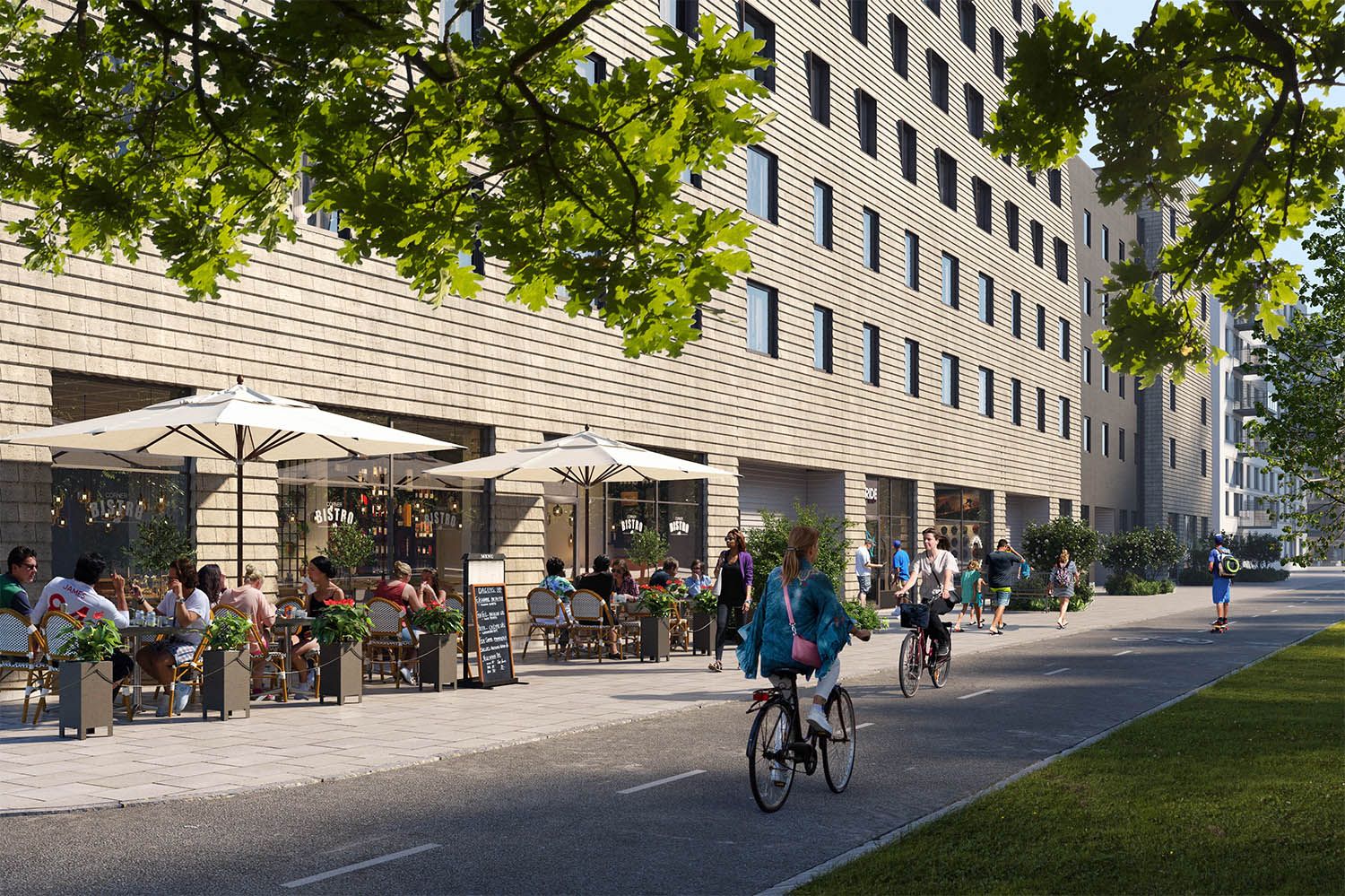 Gatubild med cyklister, människor som sitter på en uteservering och en modern byggnad i bakgrunden