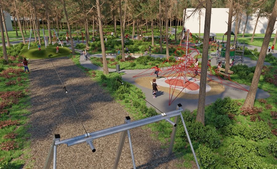 Lekplats i en skogspark med klätternät, gungor och grusgångar omgivna av träd och grönska