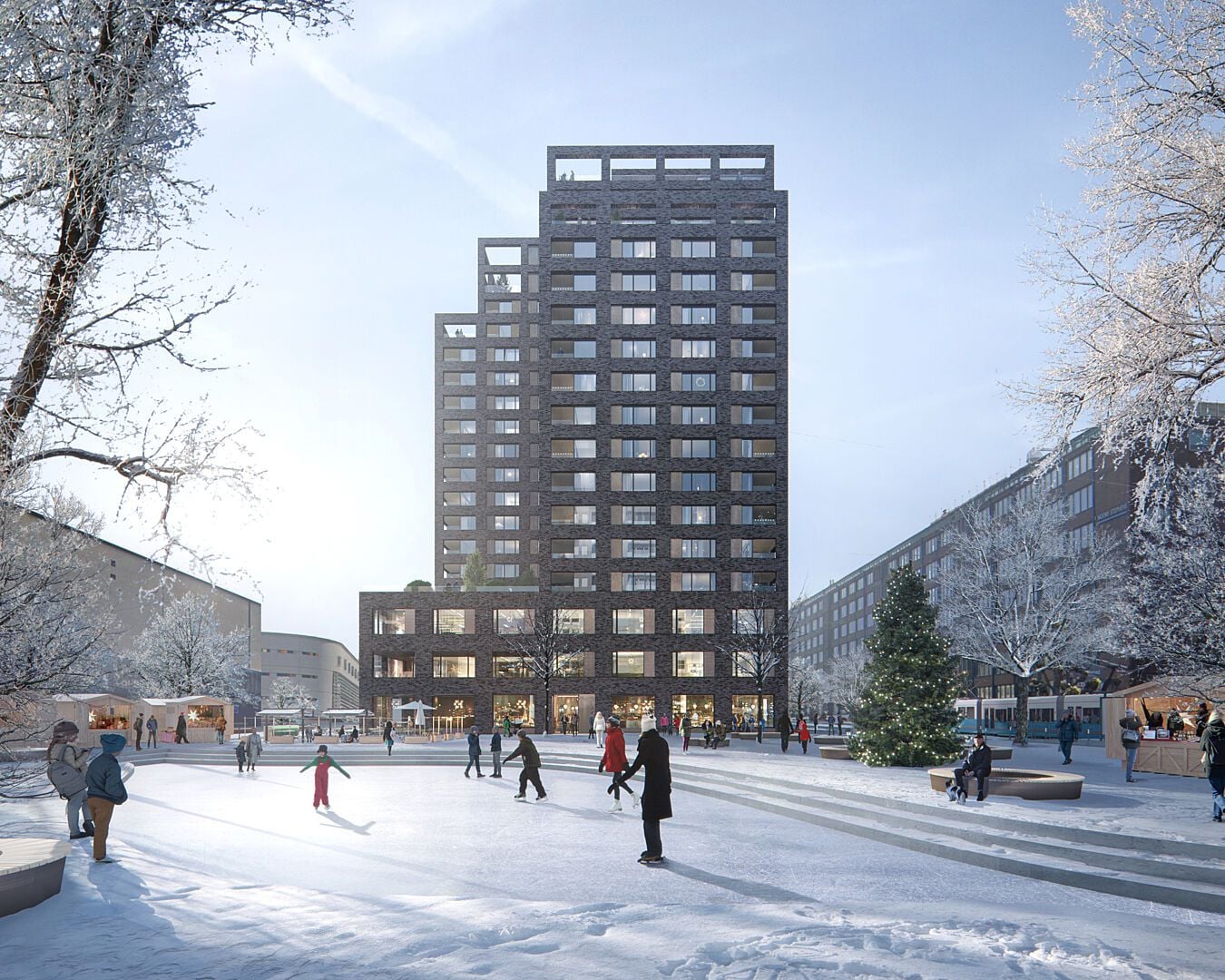 Skidåkare och fotgängare på en snötäckt torgyta framför en modern, hög byggnad omgiven av vinterklädda träd och stadsmiljö
