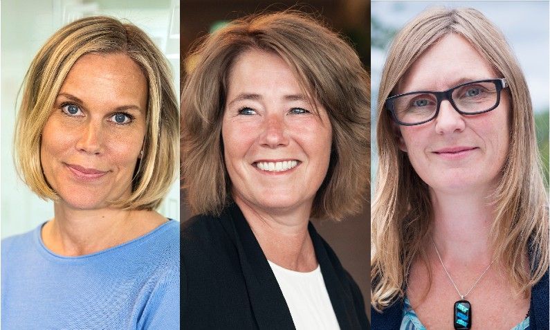 Tre kvinnor med axellångt hår. En bär en blå tröja, en annan en svart blazer över en vit topp, och den tredje en blåmönstrad klänning med ett svart och blått halsband