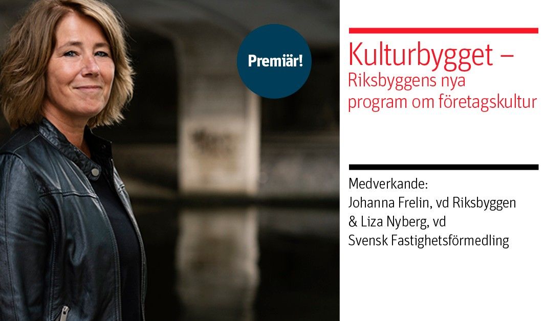 Kvinna i mörk jacka står utomhus, med en suddig bakgrund av en arkitektonisk struktur och text om Riksbyggen-programmet "Kulturbygget" till höger på bilden