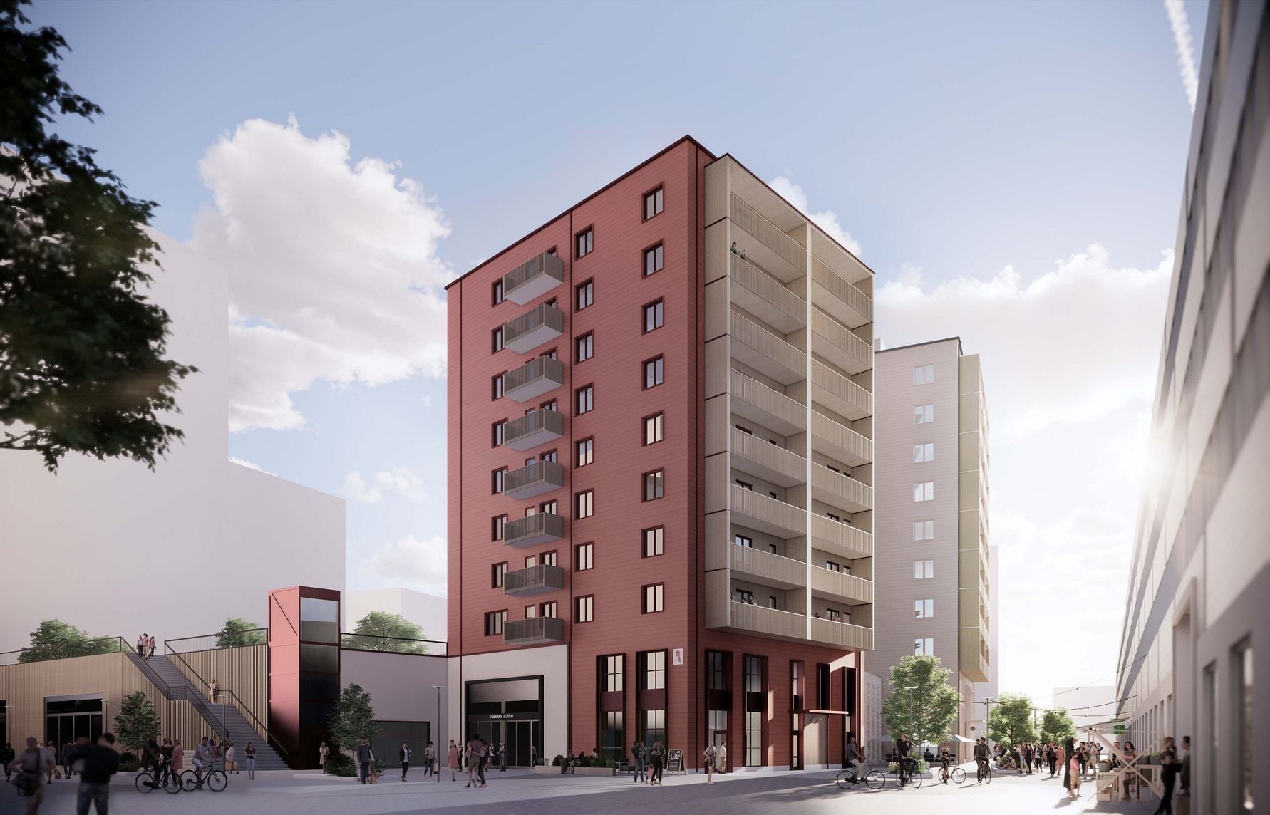Flerbostadshus i rött med balkonger, omgiven av gångvägar, människor och grönska under en solig himmel