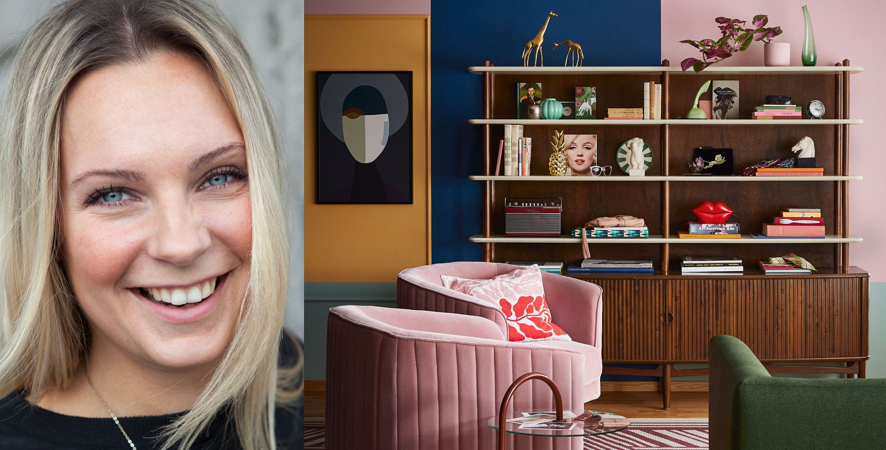 En färgglad inredning med en retroinspirerad bokhylla, rosa fåtölj, gröna soffor och en blå och rosa vägg. Dekorationer inkluderar böcker, växter och konstföremål