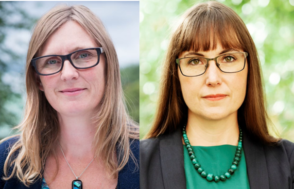 Två kvinnor med långt hår, den ena i en blå topp med ett halsband och den andra i en grön blus och svart kavaj med ett pärlhalsband, mot suddiga bakgrunder utomhus