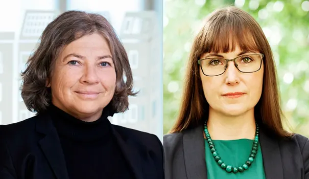 Två kvinnor i porträttbild mot ljus bakgrund, en med kort mörkt hår och en med glasögon och grönt halsband