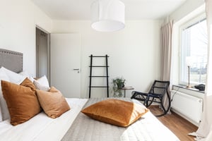 Interiör bild, säng i sovrum