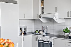 Köksinredning bänk och skåp samt spis och fläkt