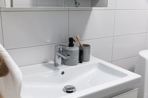 Badrum, kommod med tvättställ