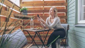 Nya Parken Allé Norrköping tjej på uteplats