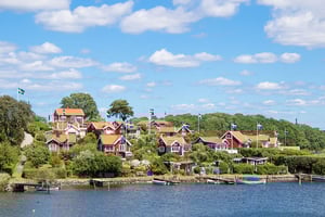 Små röda hus vid havet