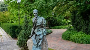 Rune Rydelius Fridegårdsstaty i Enköping