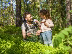 Pappa och dotter ute i skogen