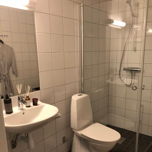 Badrum med duschkabin i två rum och kök