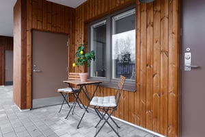 Uteplats i samband med entré till lägenhet