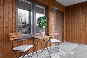 Uteplats i samband med entré till lägenhet