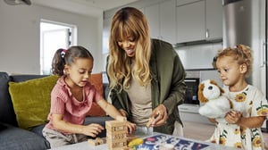 Mamma bygger klossar med barn