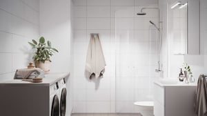 Badrum med tvättmaskin och torktumlare