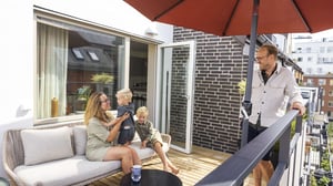 Tove och Johan med barn på balkongen