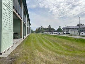 Gräsmatta utanför uteplats i Kv. Åkerbäret