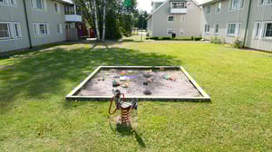 Sandlåda mellan husen