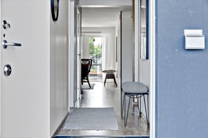 entré med öppen dörr in till lägenheten