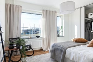 Interiör bild, sovrum med säng och läshörna i fåtölj