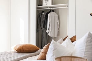 Interiör bild, garderober med skjutdörrar