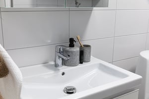 Badrum, kommod med tvättställ