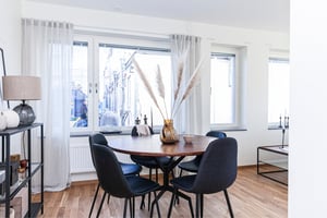 Matplats med runt bord och stolar