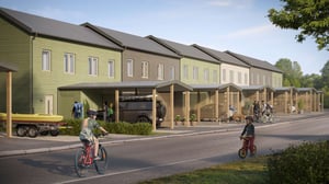 Framsidan av husen med carport