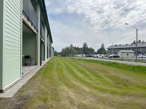 Gräsmatta utanför uteplats i Kv. Åkerbäret