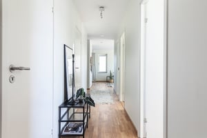 Interiör bild, hall möblerad in mot lägenhet