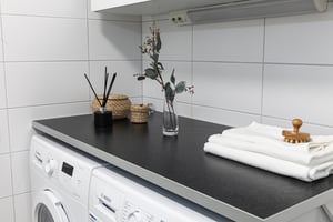 Bänkskiva ovan tvättmaskin och torktumlare
