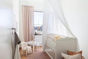 Mindre sovrum, inrett som barnrum med spjälsäng