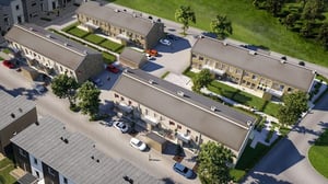 Luftperspektiv av ett bostadsområde med radhus, grönområden och parkeringsplatser