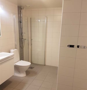 Badrum med duschhörna