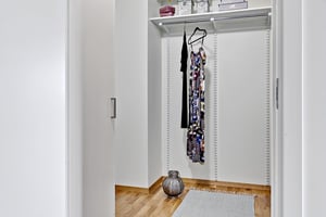 Klädkammare med hylla och klädstång