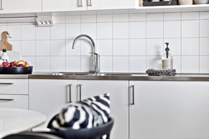 Köksbänk med detalj vid diskho