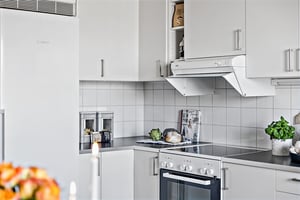 Köksinredning bänk och skåp samt spis och fläkt