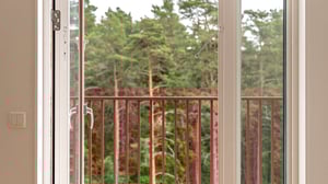 Balkongdörr vy mot skog